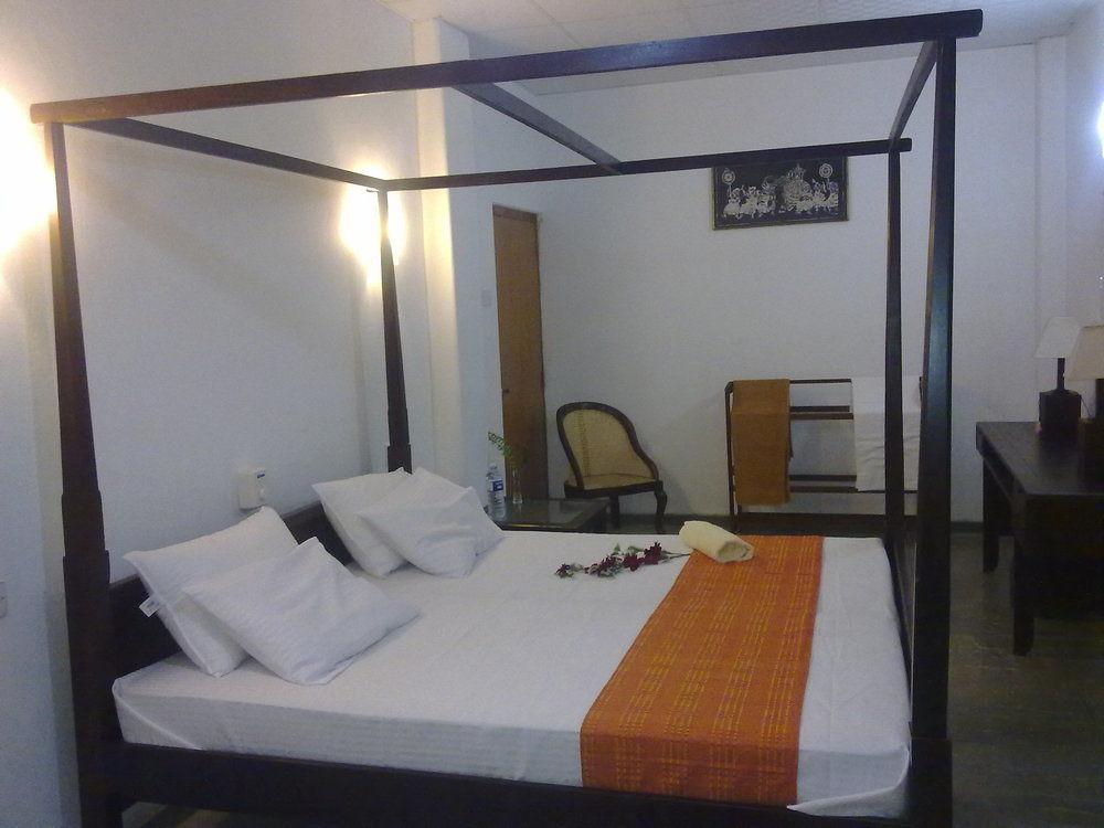 Hotel Sea Front Hikkaduwa Esterno foto