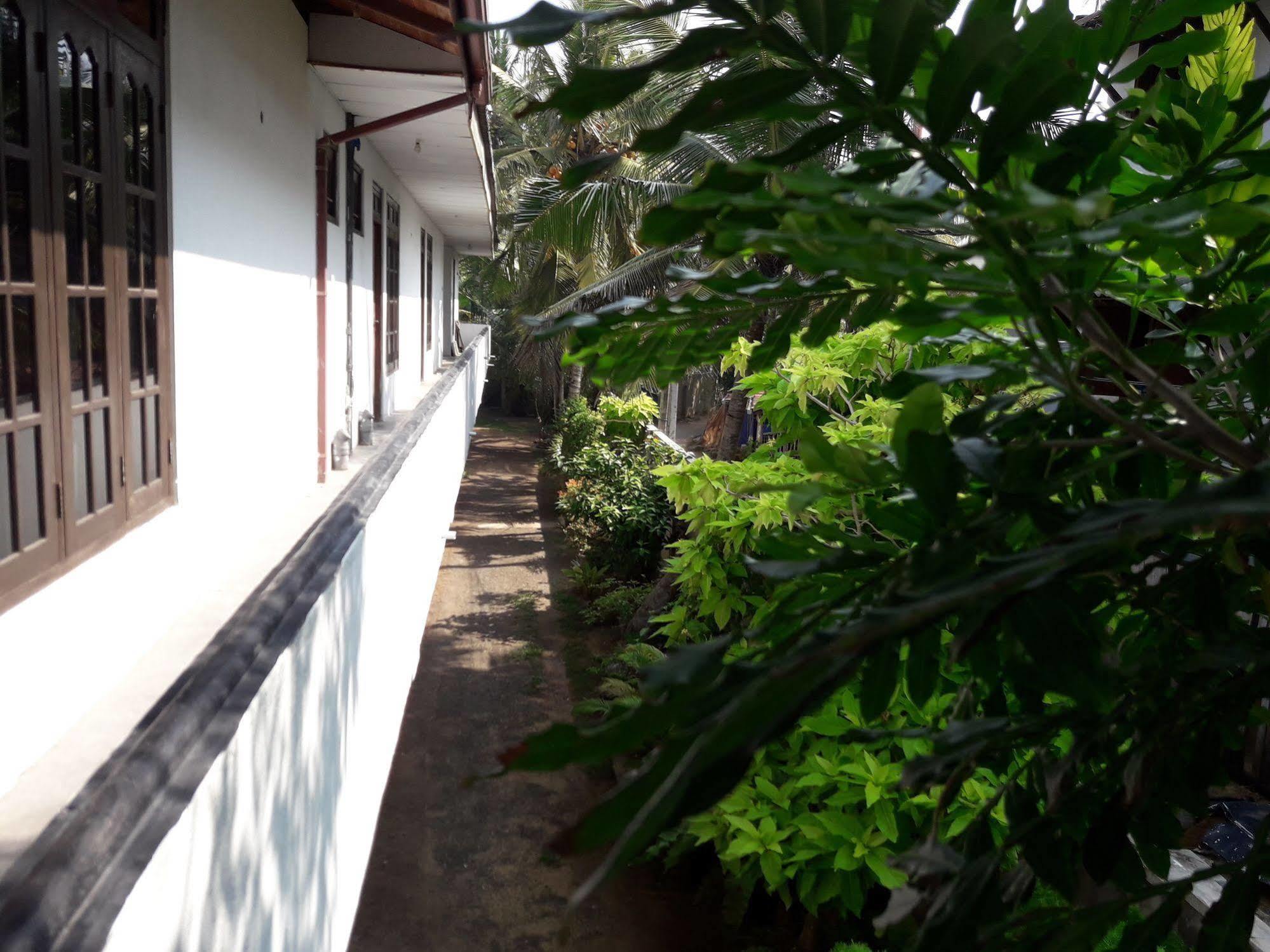 Hotel Sea Front Hikkaduwa Esterno foto